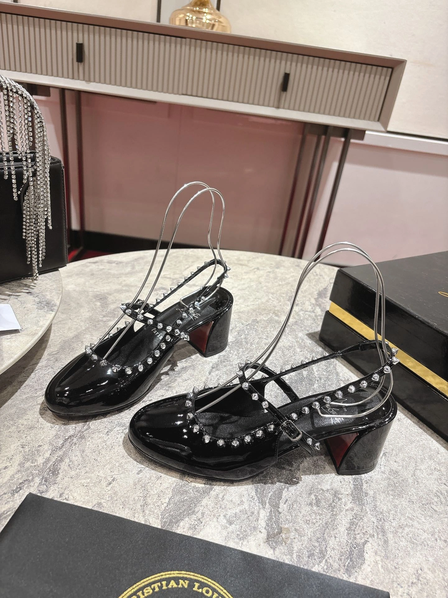 COCO-- 8ou2ou 1250705B439 Heel height：5.5CM Calfskin item:E-X150F0617